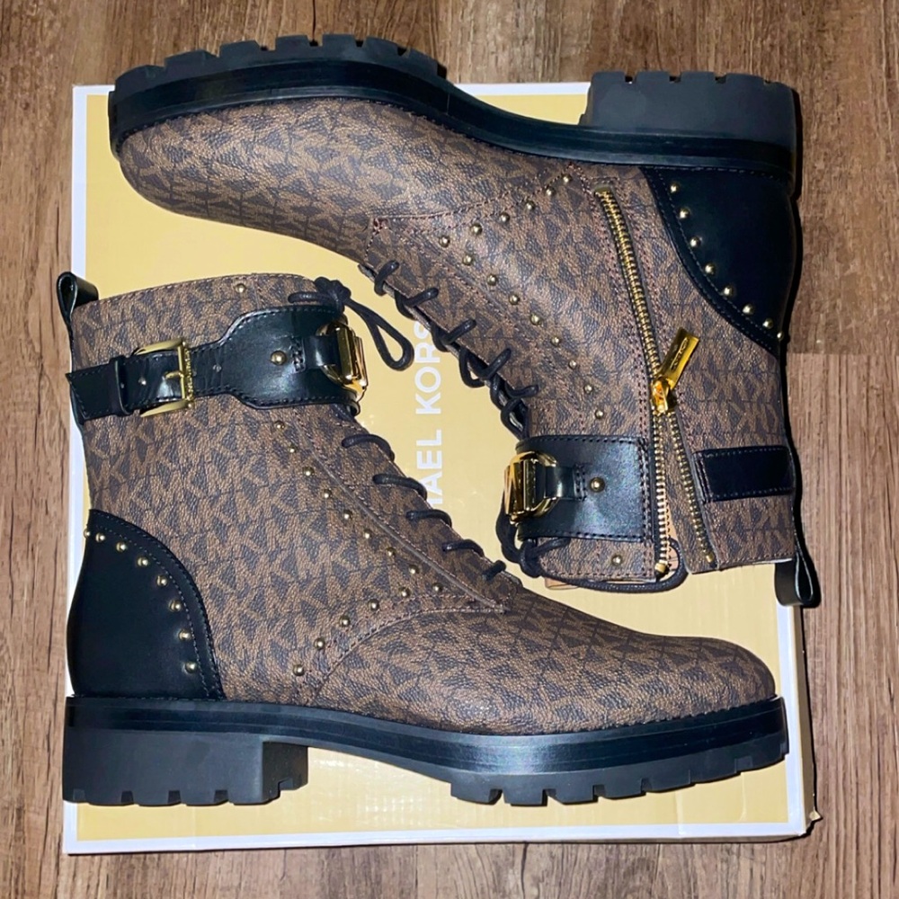 Kincaid Lace up Boots, MK SIG SM, Round Studs
-very negotiable
-Never been worn